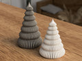 Grå og hvide 3D-printede juletræer