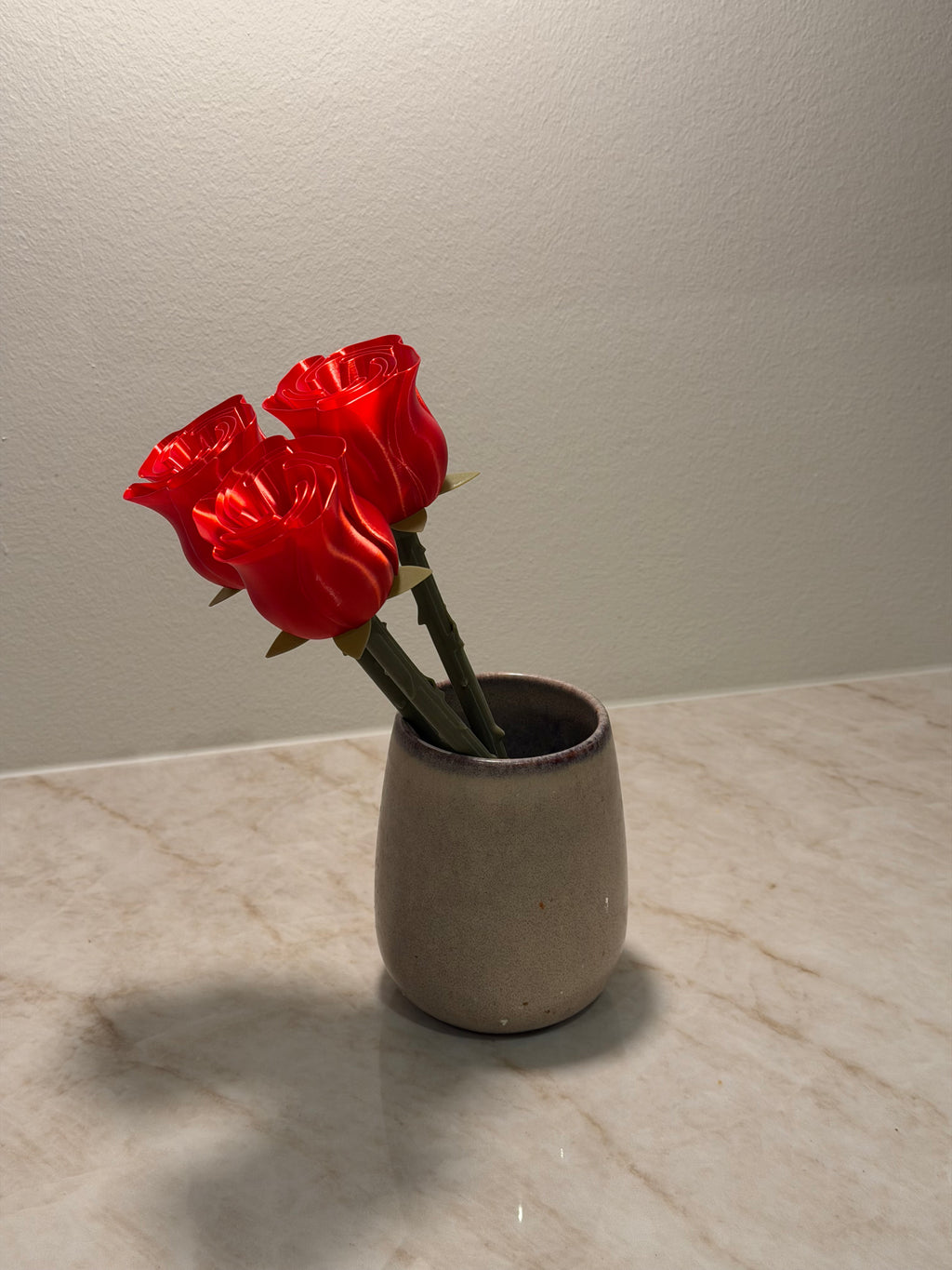 3D-printet rose i rød plast